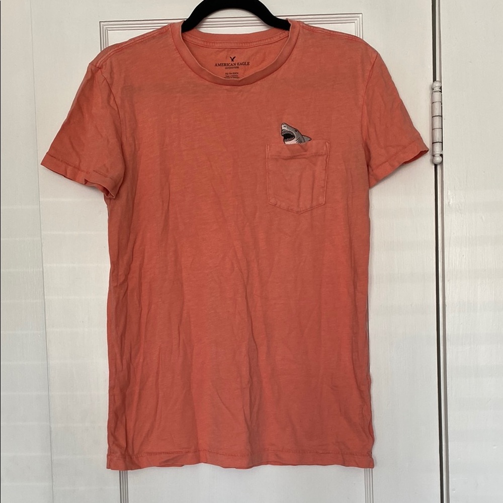AEO Men's Coral Short Sleeve Tee with shark pocket peekaboo